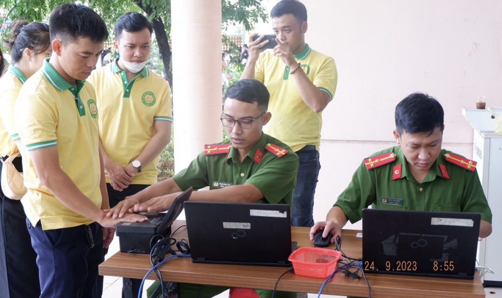 Bên cạnh đó, tại ngày hội Công an TP Đà Nẵng hướng dẫn cài đặt định danh mức 2 cho các bạn đoàn viên, thanh niên (ảnh Trần Tuấn)