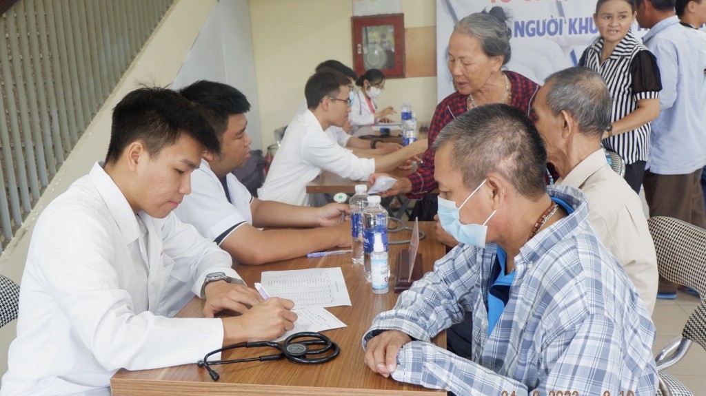 Tổ chức khám bệnh, tư vấn sức khỏe, phát thuốc miễn phí cho 100 người khuyết tật trên địa bàn TP Đà Nẵng (ảnh Đ.Minh)