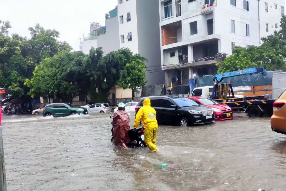 Mưa lớn trút nước ở Hà Nội, công nhân dầm mình ứng trực