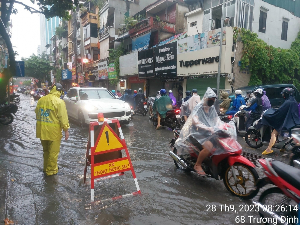 Mưa lớn trút nước ở Hà Nội, công nhân dầm mình ứng trực