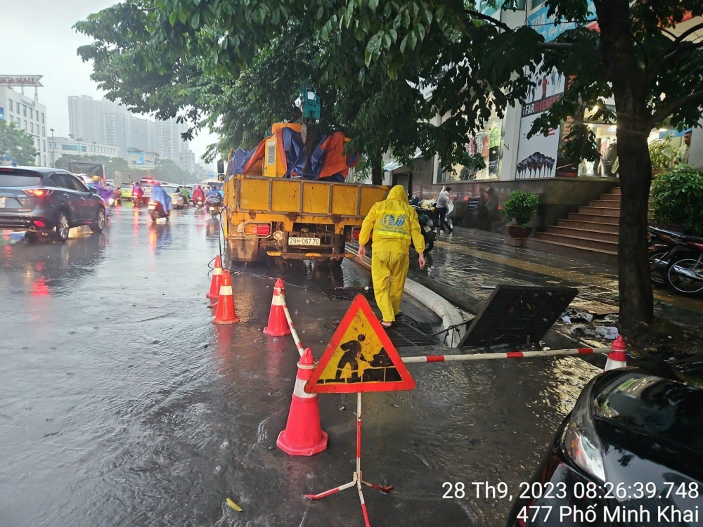 Mưa lớn trút nước ở Hà Nội, công nhân dầm mình ứng trực