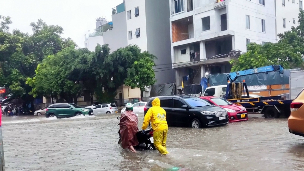 Mưa lớn trút nước ở Hà Nội, công nhân dầm mình ứng trực