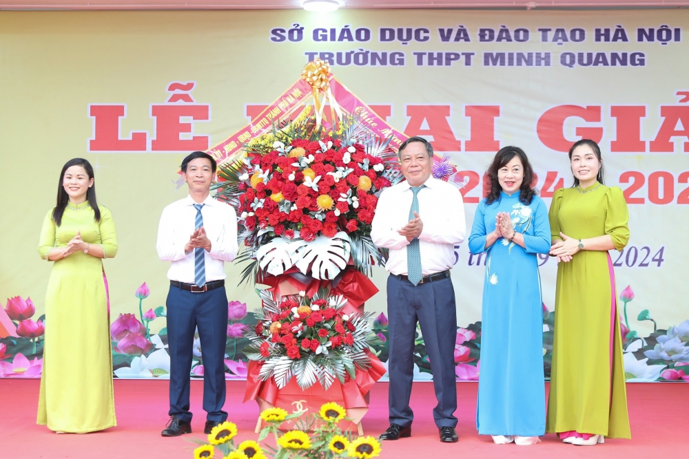 Phó Bí thư Thành ủy Hà Nội Nguyễn Văn Phong tặng hoa chúc mừng nhà trường.