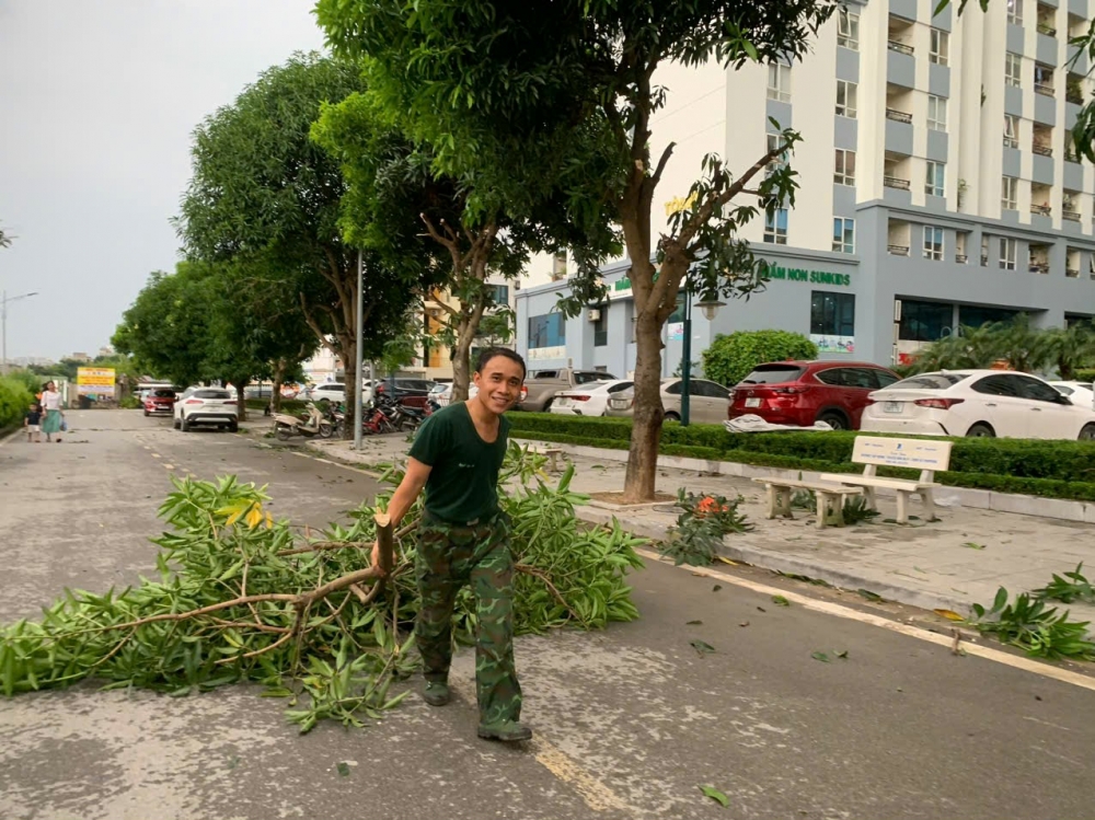 Lực lượng quân đội tham gia chống bão với người dân