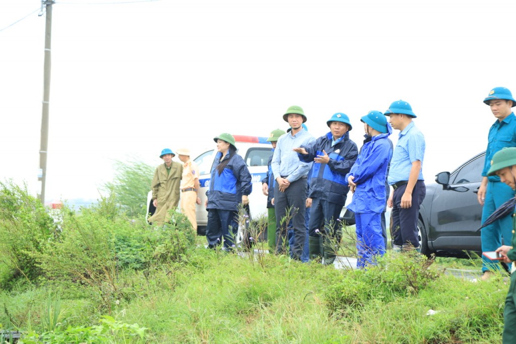 Bí thư Huyện uỷ Mê Linh Nguyễn Thanh Liêm kiểm tra công tác phòng chống lụt, bão