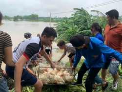 huyen me linh hon 1000 nguoi tham gia ho tro di chuyen dan den noi an toan