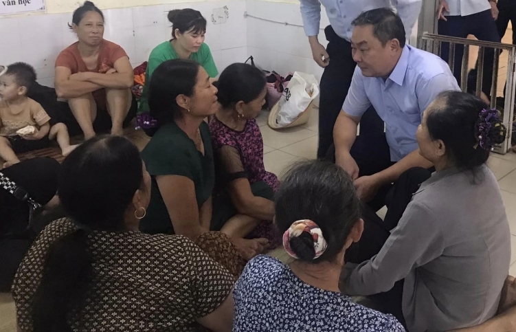 Đồng chí Lê Hồng Sơn động viên Nhân dân vùng lũ tại Quốc Oai