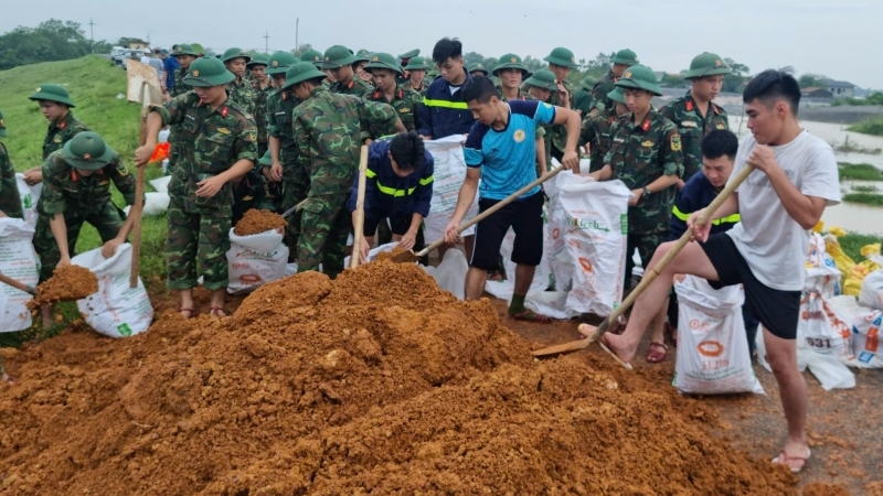 Quân và dân Sơn Tây chung tay chống lụt