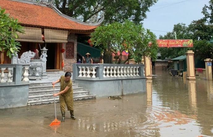 Nước lũ rút dần, người dân Thường Tín dọn dẹp, ổn định cuộc sống