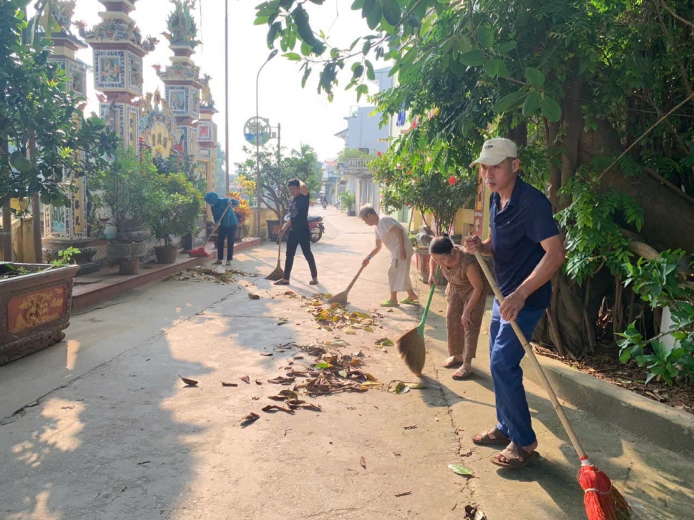 Người dân huyện Thạch Thật dọn dẹp vệ sinh môi trường, ổn định cuộc sống