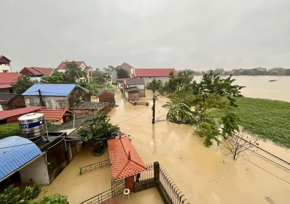 Một khu dân cư ven sông Cà Lồ tại huyện Sóc Sơn bị ngập trong nước lũ khi nước lên mức báo động 3.