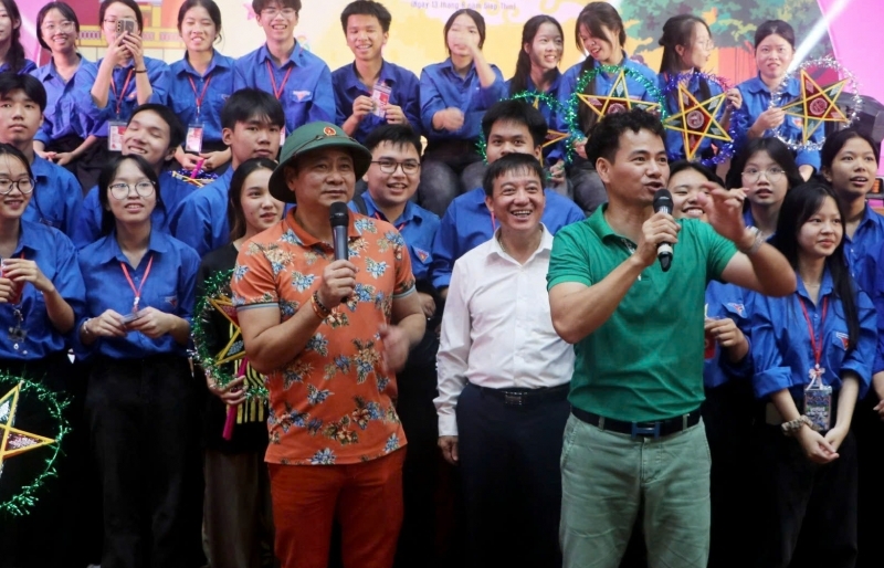 NSND Xuân Bắc, Tự Long mang niềm vui Trung thu đến với trẻ em Sơn Tây