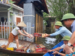 bi thu huyen uy me linh tham tang qua nguoi dan vung lut