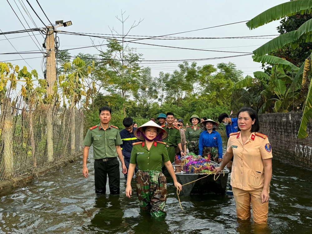 Công an Ba Vì mang Tết Trung thu đến với thiếu nhi vùng lũ