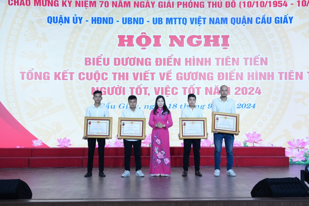 Quận Cầu Giấy vinh danh những bông hoa "người tốt, việc tốt"