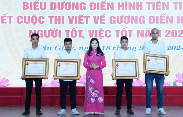 Quận Cầu Giấy vinh danh những "bông hoa" người tốt, việc tốt