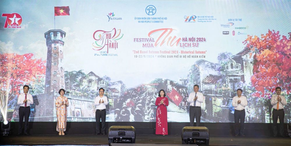 Các đại biểu thực hiện nghi thức ấn nút khai mạc Festival Thu Hà Nội năm 2024. Ảnh: VGP