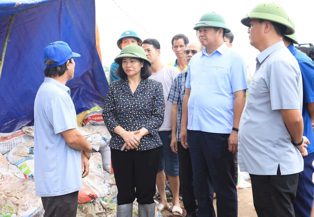 Phó Bí thư Thường trực Thành ủy Hà Nội Nguyễn Thị Tuyến kiểm tra công tác đảm bảo an toàn đê điều tại xã Trung Châu