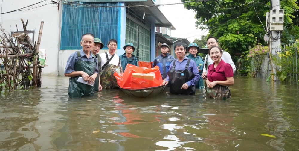 Lãnh đạo Sơn Tây vượt lụt, lội nước tặng quà động viên người dân