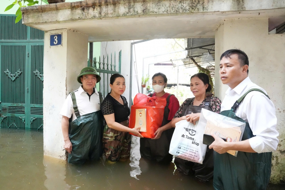 Lãnh đạo Sơn Tây vượt lụt, lội nước tặng quà động viên người dân