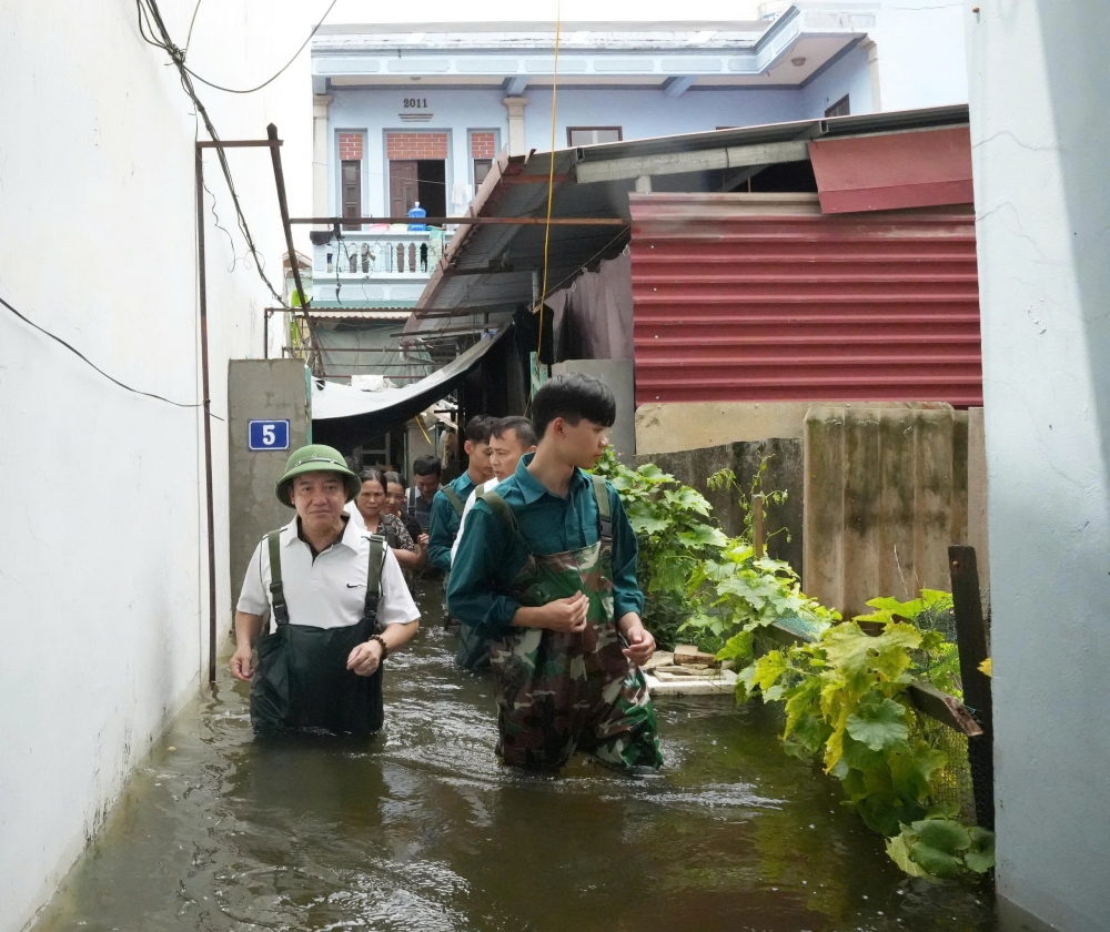 Lãnh đạo Sơn Tây vượt lụt, lội nước tặng quà động viên người dân