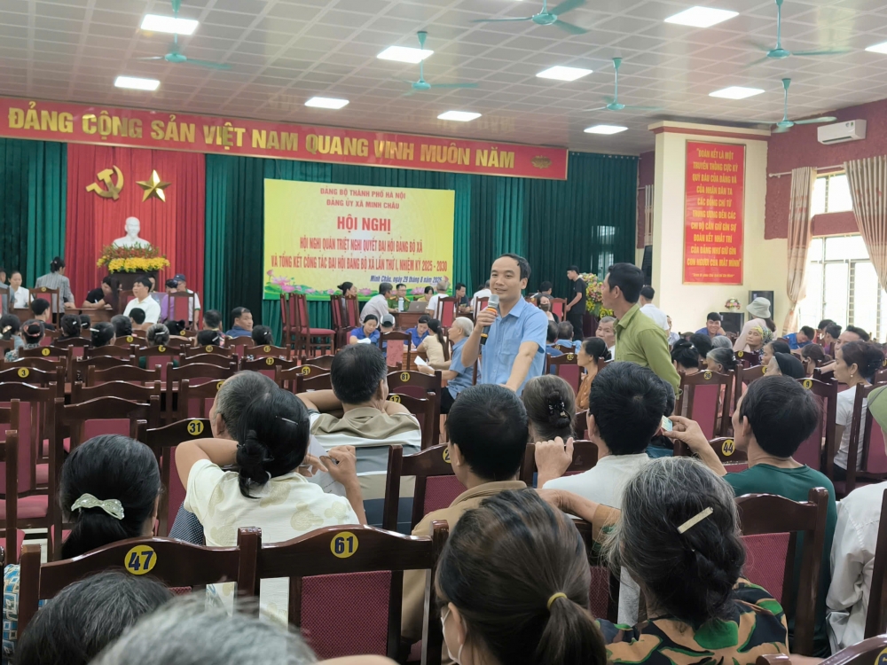 Đồng chí Bùi Thái Sơn, Phó Bí thư Đảng ủy, Chủ tịch UBND xã trực tiếp hướng dẫn nhân dân nhận quà của Chính phủ