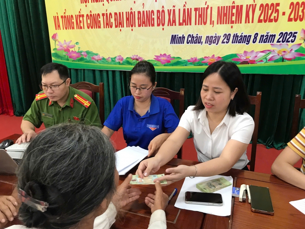 Người dân xã đảo Minh Châu vui mừng đón quà Quốc khánh