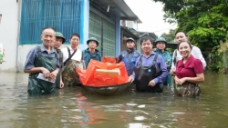 lanh dao son tay vuot lut loi nuoc tang qua dong vien nguoi dan