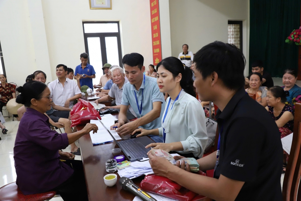 Hơn 6 tỷ đồng quà tặng từ Chính phủ đến tay người dân xã Hồng Vân