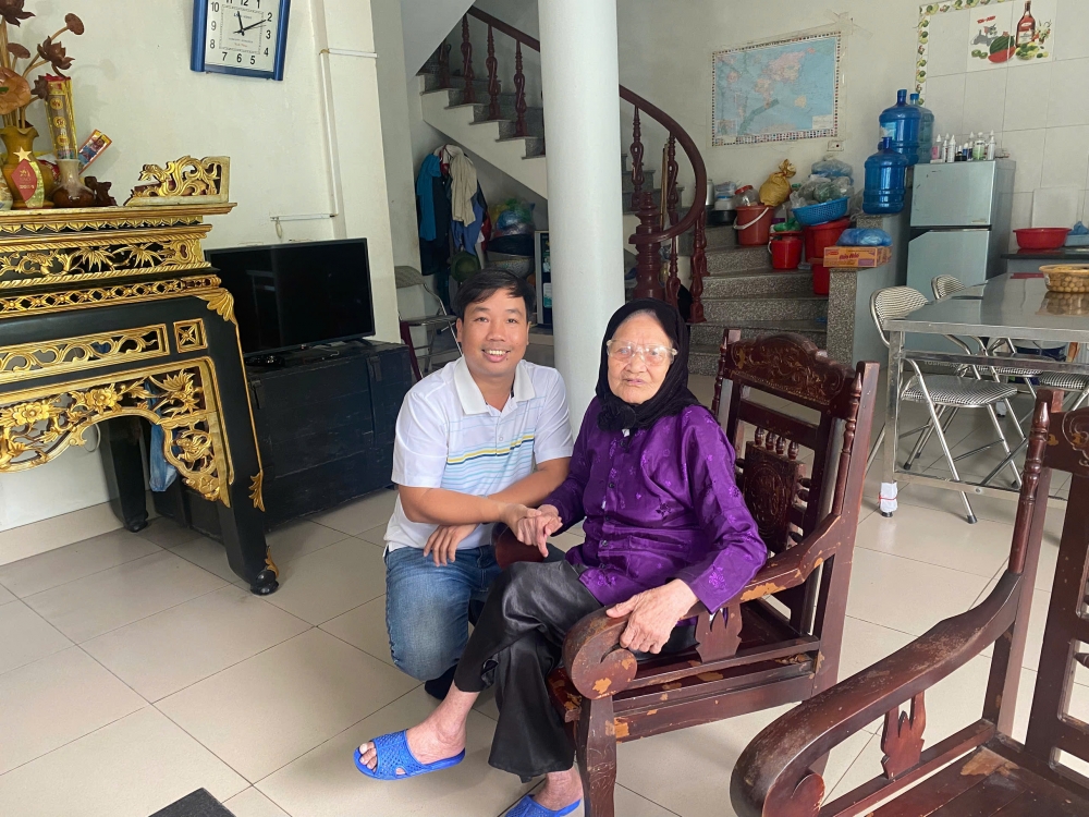 Phóng viên báo Tuổi trẻ Thủ đô lắng nghe chia sẻ của Mẹ Việt Nam anh hùng Nguyễn Thị Sản