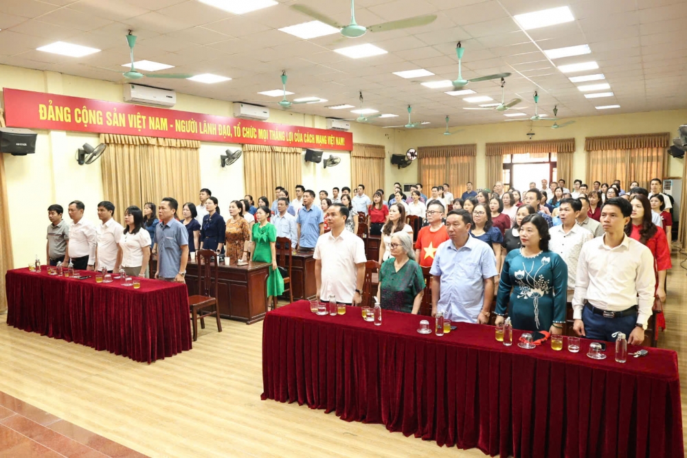 Người dân Hà Nội rưng rưng xúc động theo dõi A80 qua màn hình LED