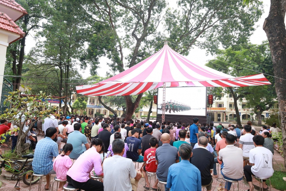 Người dân Hà Nội rưng rưng xúc động theo dõi A80 qua màn hình LED