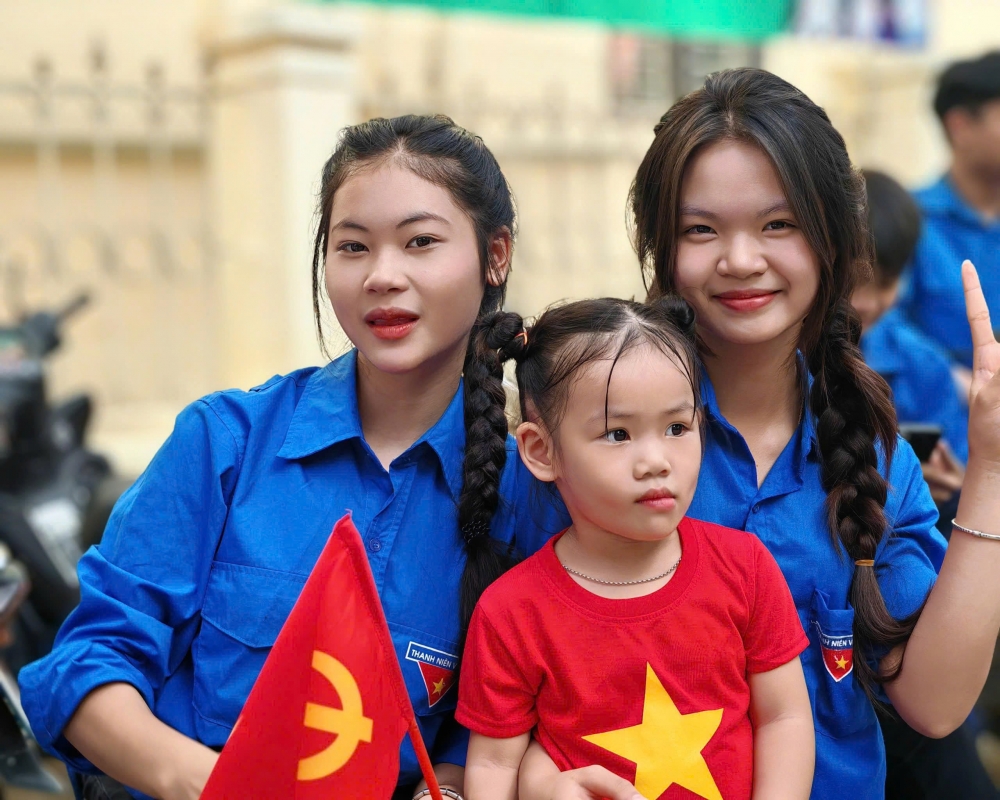 Người dân Hà Nội rưng rưng xúc động theo dõi A80 qua màn hình LED