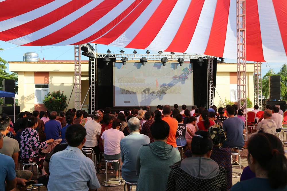 Người dân Hà Nội rưng rưng xúc động theo dõi A80 qua màn hình LED