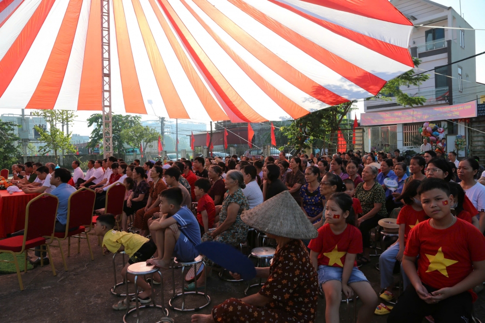 Người dân Hà Nội rưng rưng xúc động theo dõi A80 qua màn hình LED