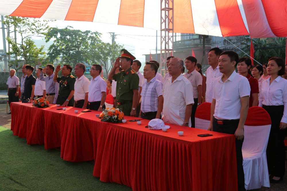 Người dân Hà Nội rưng rưng xúc động theo dõi A80 qua màn hình LED