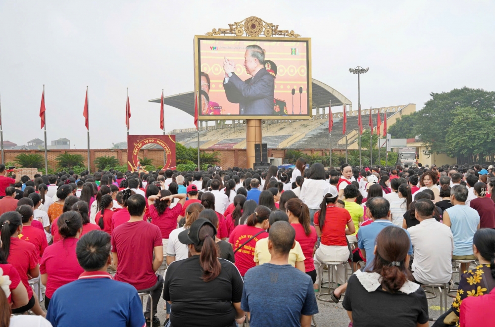 Người dân Hà Nội rưng rưng xúc động theo dõi A80 qua màn hình LED