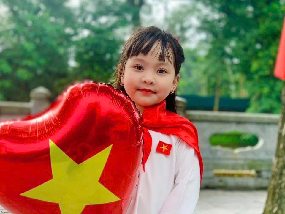 Người dân Hà Nội rưng rưng xúc động theo dõi A80 qua màn hình LED