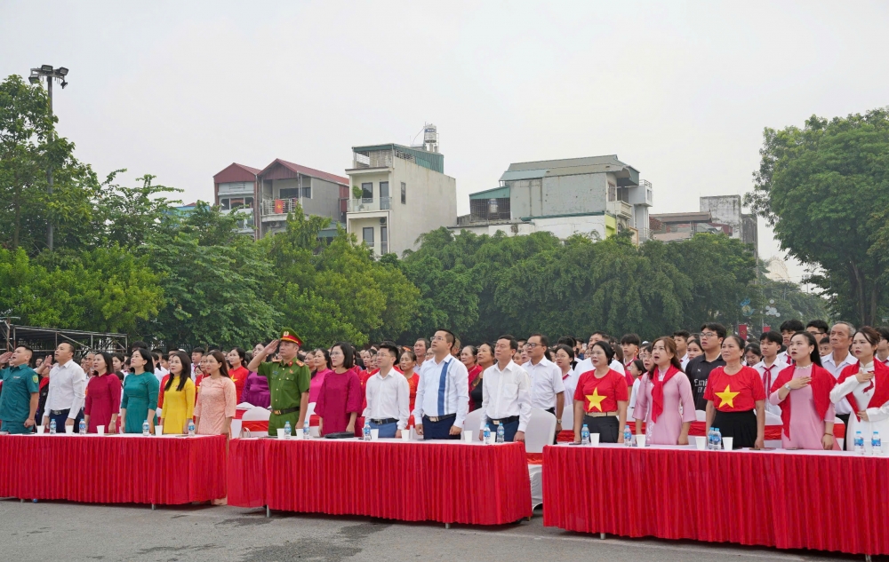 Người dân Hà Nội rưng rưng xúc động theo dõi A80 qua màn hình LED