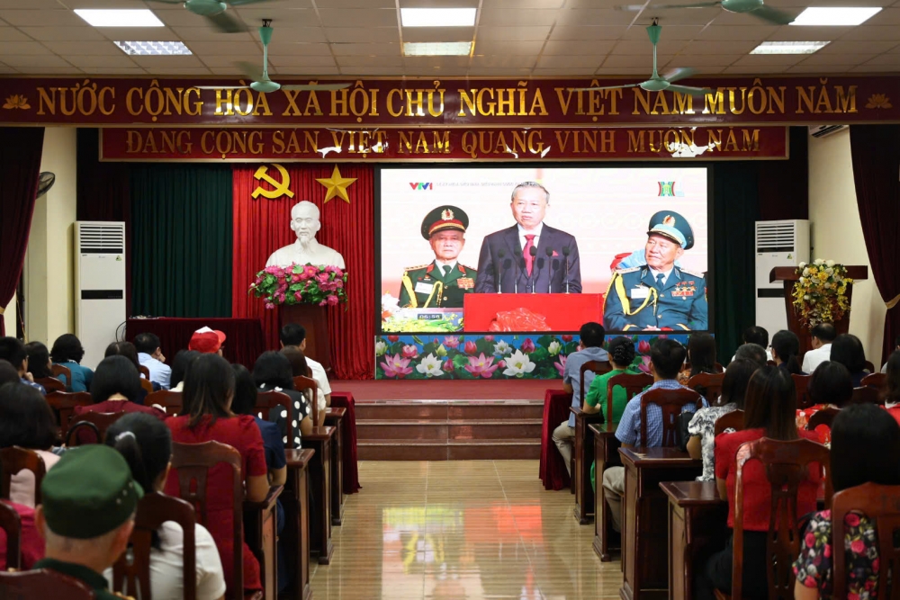 Người dân Hà Nội rưng rưng xúc động theo dõi A80 qua màn hình LED