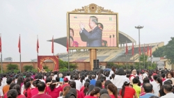 nguoi dan ha noi rung rung xuc dong theo doi a80 qua man hinh led