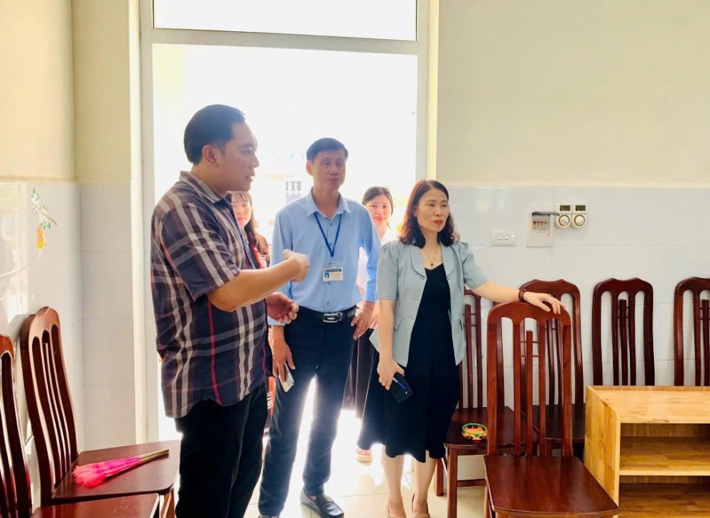 Đồng chí Trần Ngọc Tuân, Phó Chủ tịch UBND xã Thượng Phúc, đánh giá tình hình chuẩn bị cho năm học mới tại các trường học trên địa bàn. 