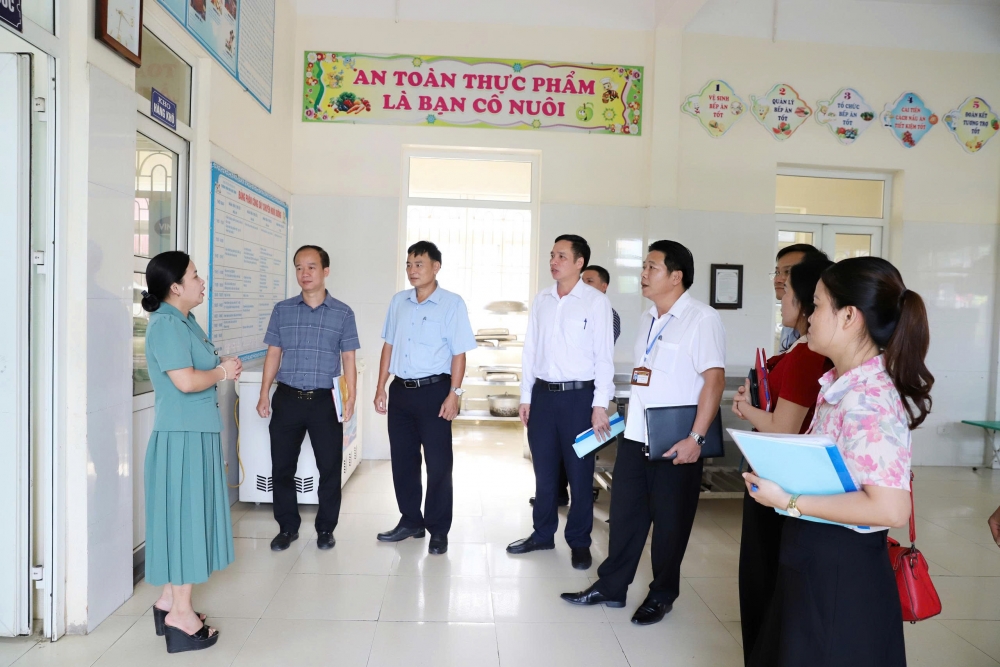 Lãnh đạo xã Thượng Phúc kiểm tra công tác chuẩn bị đón học sinh đến trường.