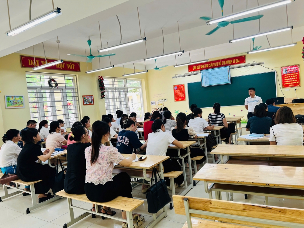 Trường THCS Tự Nhiên tập huấn ứng dụng trí tuệ nhân tạo AI trong giảng dạy cho đội ngũ giáo viên