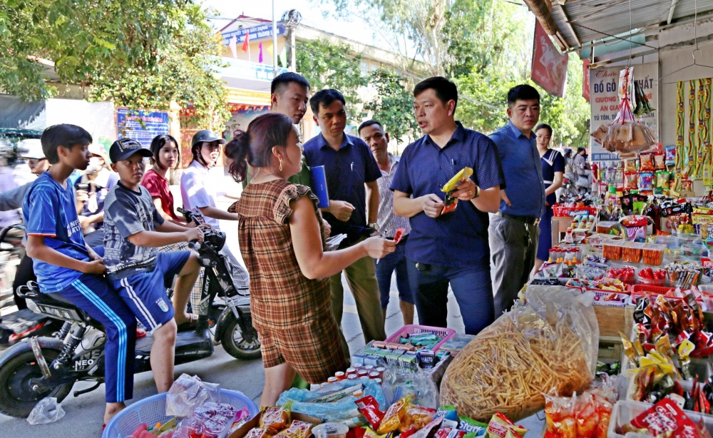 Ngày 4-9, Đoàn kiểm tra liên ngành về công tác bảo đảm chất lượng an toàn thực phẩm do Phó Chủ tịch UBND xã Đoài Phương Bùi Hữu Nam làm Trưởng đoàn trực tiếp kiểm tra công tác bảo đảm an toàn thực phẩm xung quanh trường học trên địa bàn...