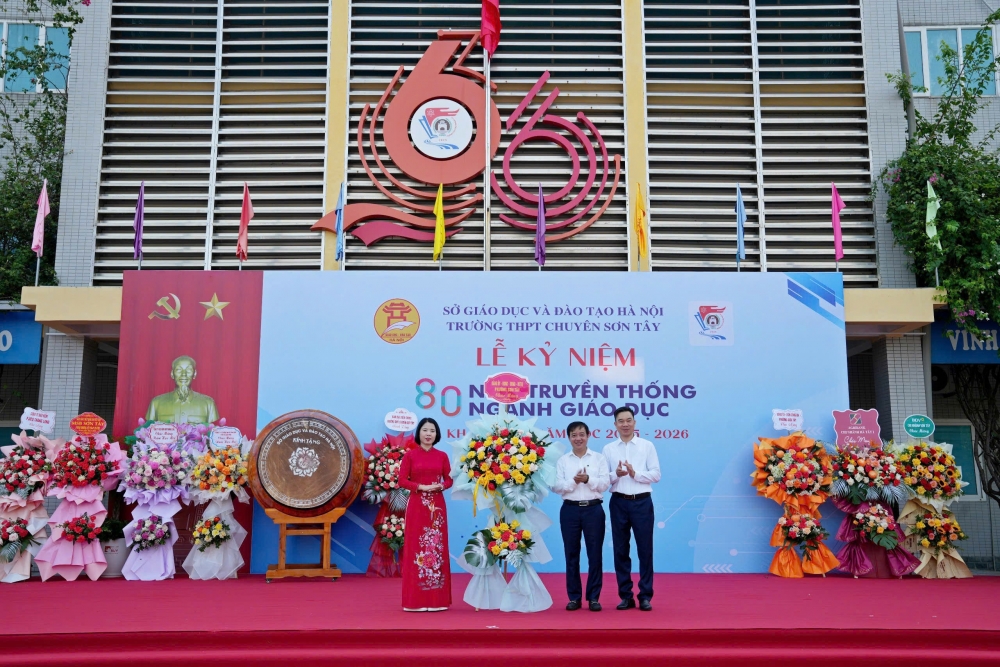 Đồng chí Lê Đại Thăng, Phó Bí thư Thường trực Đảng ủy phường Sơn Tây tặng hoa chúc mừng thầy và trò trường 