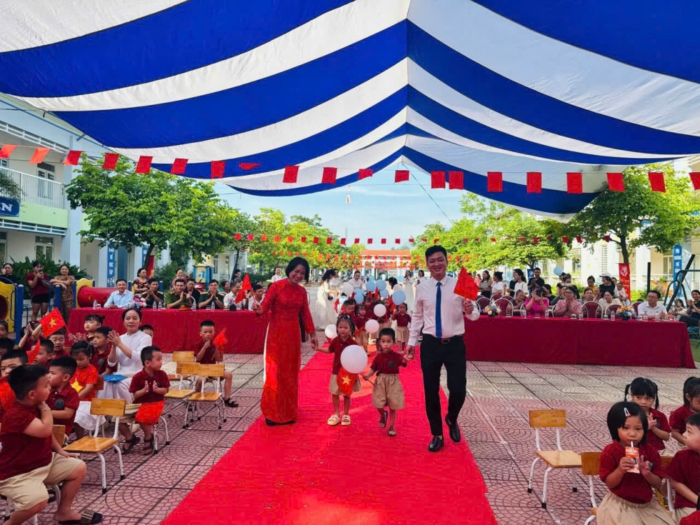 Lãnh đạo phường Tùng Thiện chia vui với học sinh ngày tựu trường