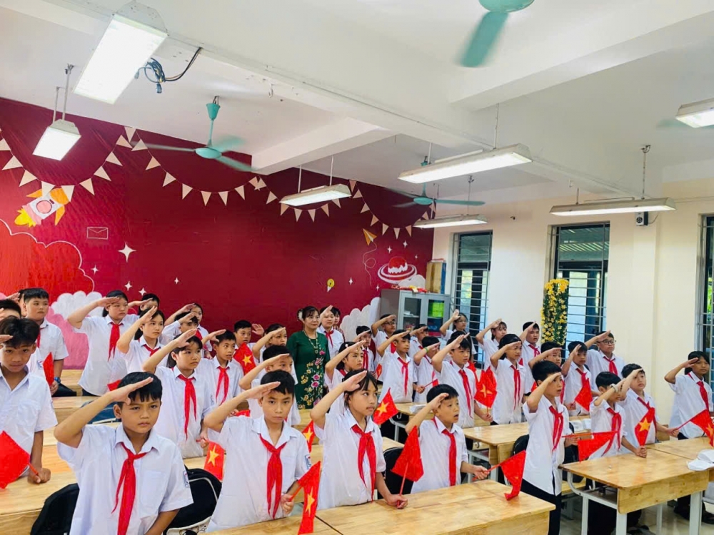 Lãnh đạo phường Tùng Thiện chia vui với học sinh ngày tựu trường