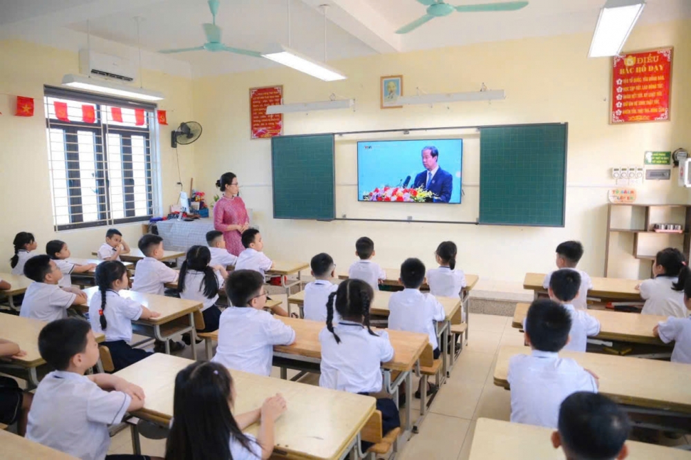 Lãnh đạo phường Tùng Thiện chia vui với học sinh ngày tựu trường