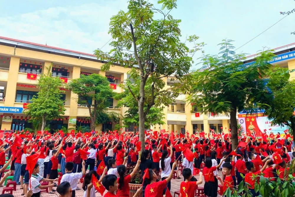 Lãnh đạo phường Tùng Thiện chia vui với học sinh ngày tựu trường